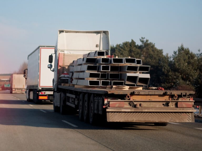 ciezarowka-przewozaca-czesci-konstrukcyjne-ze-stali-niestandardowy-rodzaj-ladunku-wysylki
