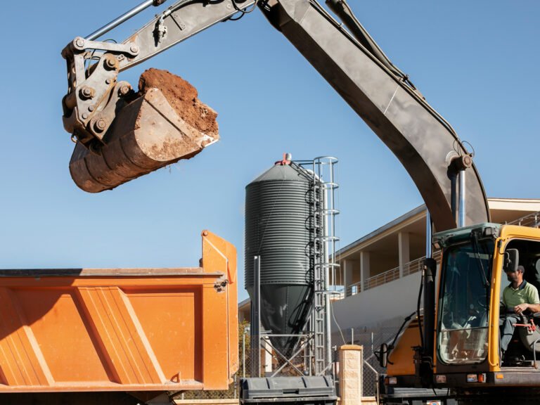 koparka-kopania-w-swietle-dziennym-na-zewnatrz