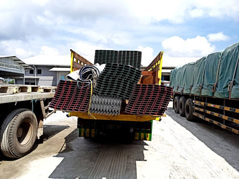 tradycyjny-wiatrak-na-drodze-przeciwko-niebu