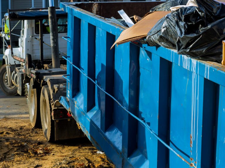 widok-metalowej-kratki-na-tle-niebieskiego-nieba